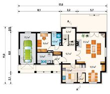 Красивый загородный коттедж с деревянными балконами и колоннами на террасе